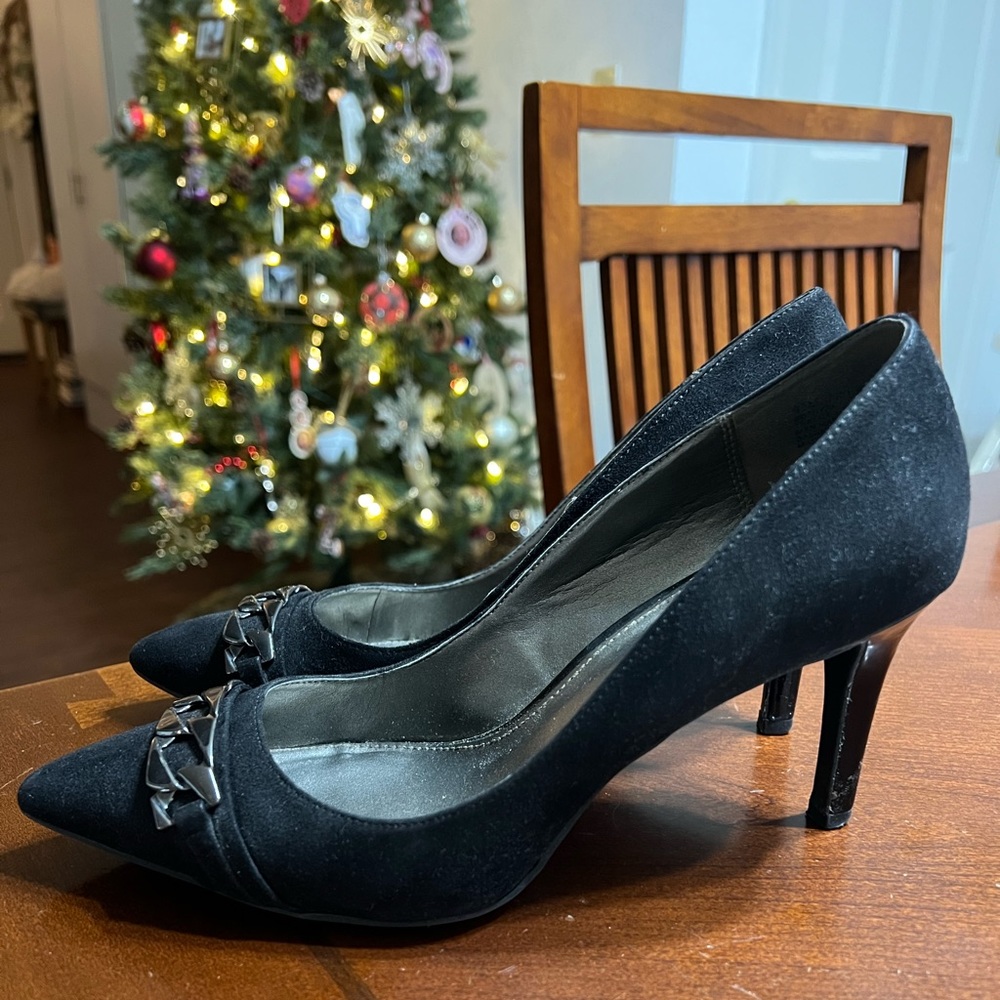 Size 9.5 Bandolino black pump! Great condition and very comfortable lower heel!